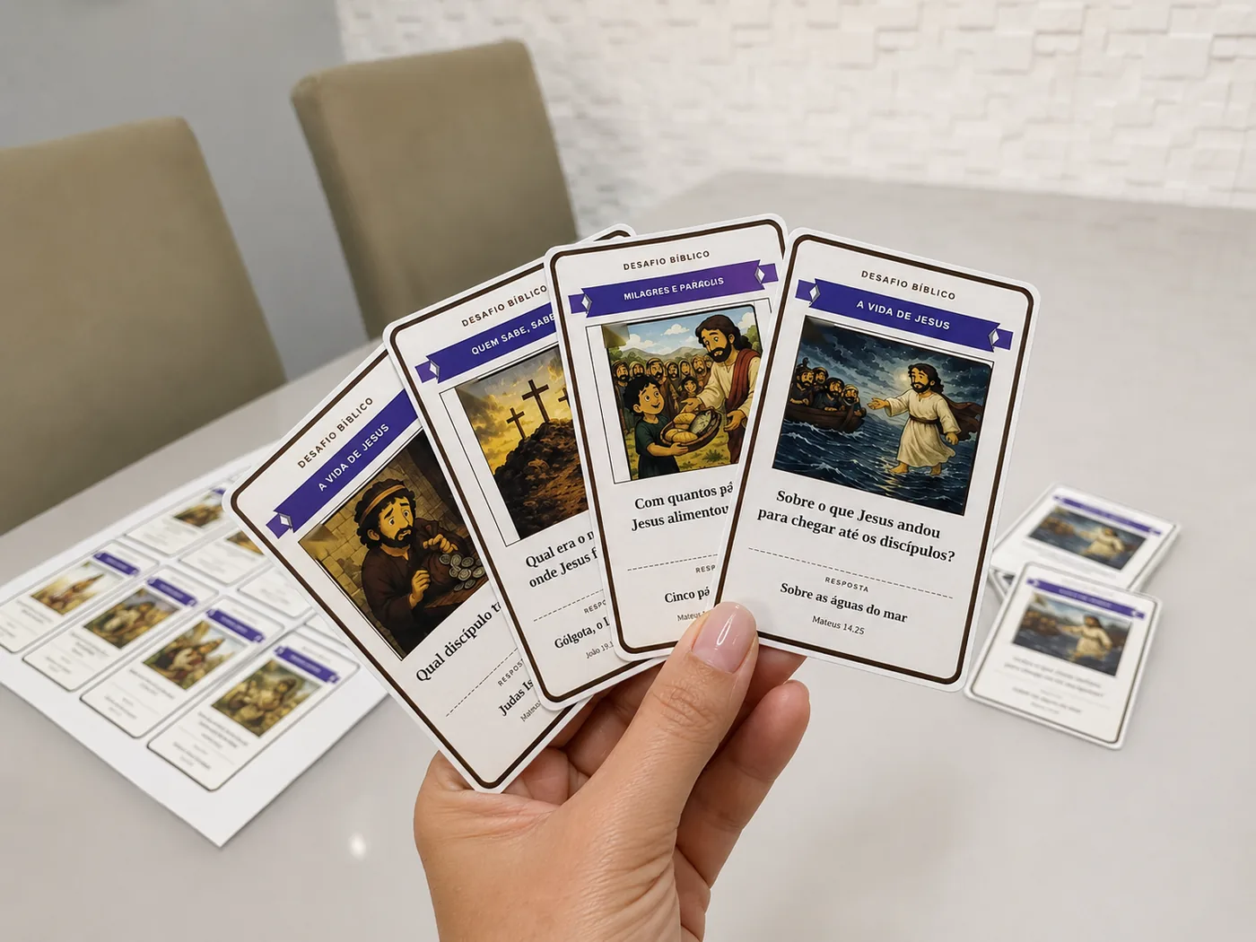 Cartas do Desafio Bíblico em destaque na mão