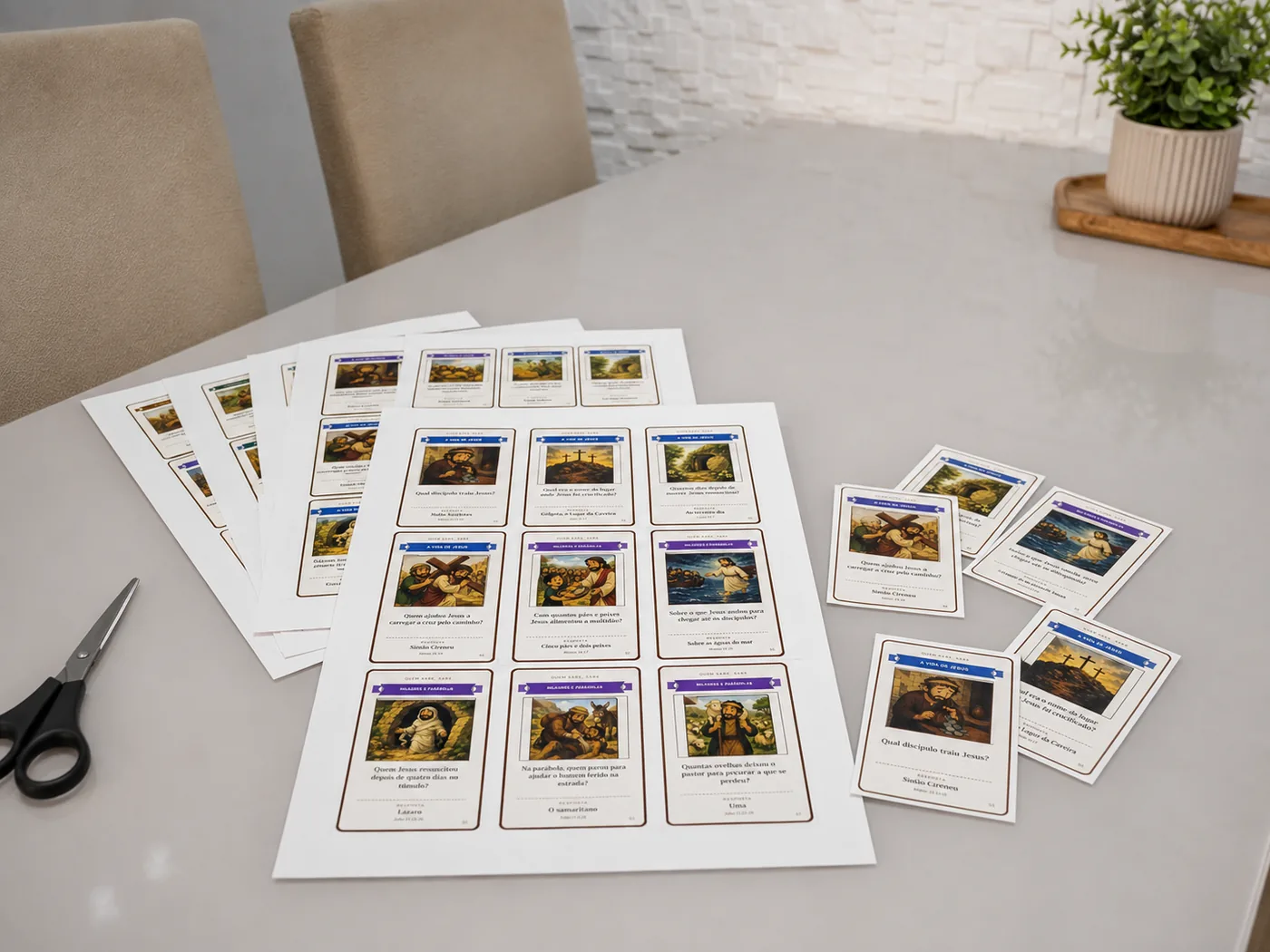 Cartas bíblicas dispostas sobre a mesa